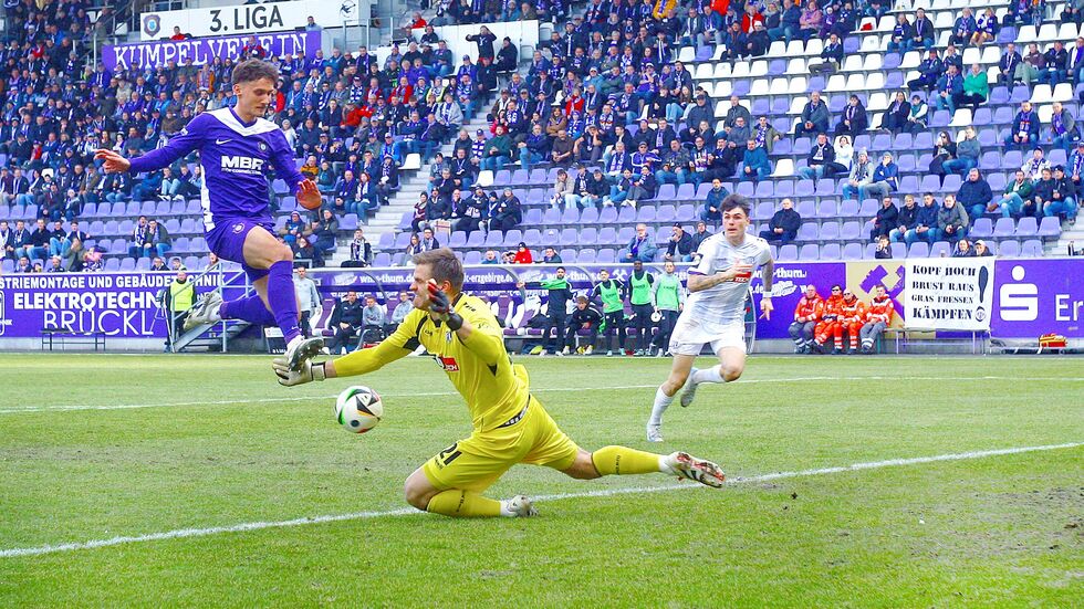 Osnabrücks Lukas Jonsson wirft sich Omar Sijaric vor die Füße Osnabrücks Lukas Jonsson wirft sich Omar Sijaric vor die Füße