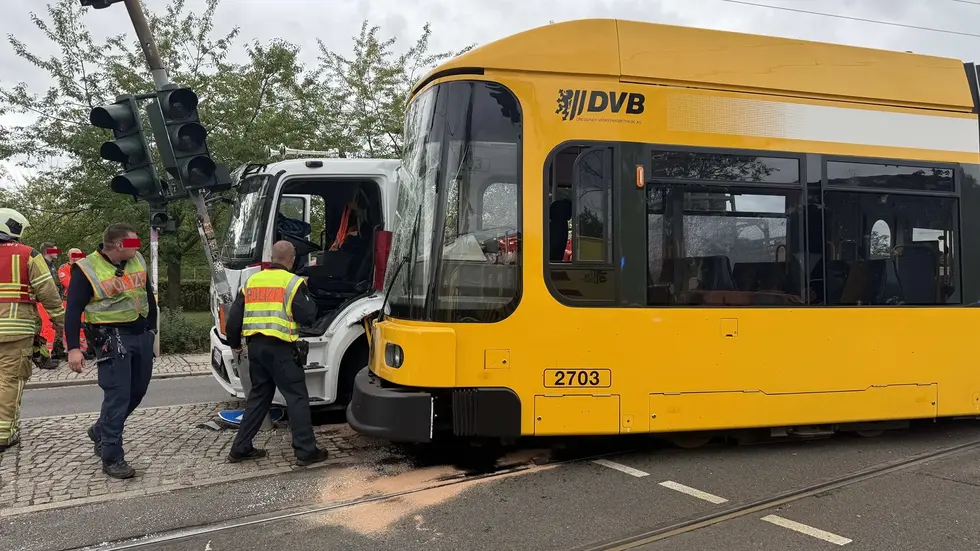 Auf der Bodenbacher Straße in Dresden Seidnitz ist am Freitagvormittag ein LKW beim Abbiegen mit einer Straßenbahn zusammengestoßen Auf der Bodenbacher Straße in Dresden Seidnitz ist am Freitagvormittag ein LKW beim Abbiegen mit einer Straßenbahn zusammengestoßen