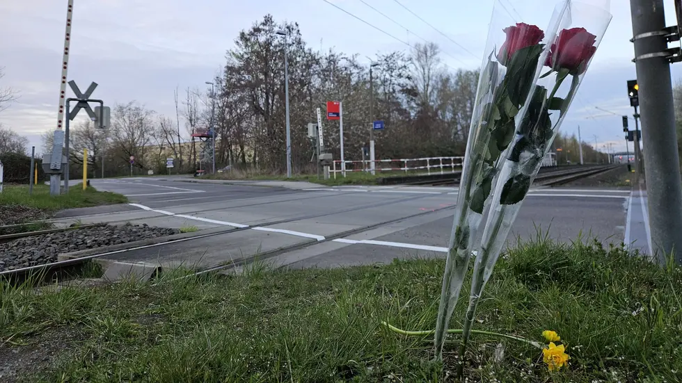 Blumen an dem Bahnübergang, an dem der tödliche Unfall passierte.