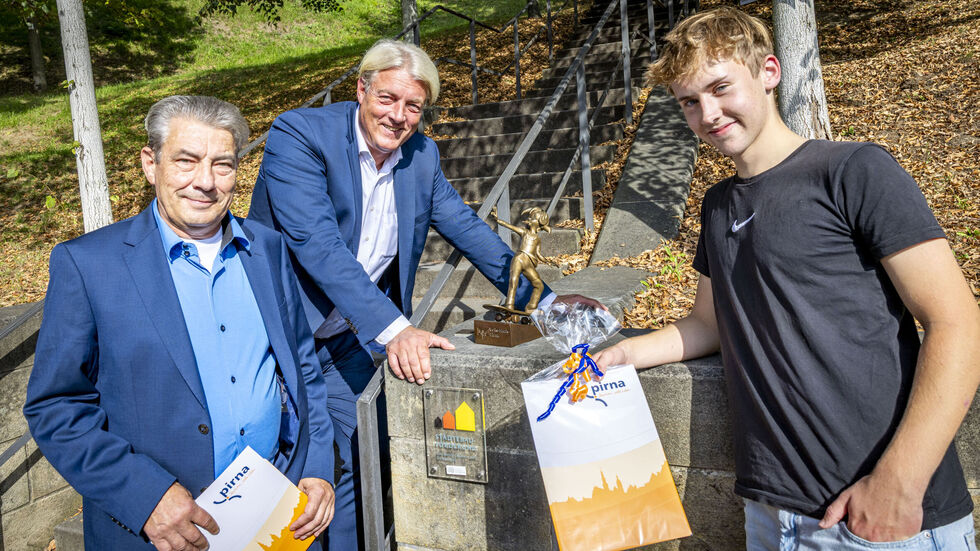 Henri Vollmann (15, rechts) aus Pirna ist einer von Pines Rettern. Gemeinsam mit OB Tim Lochner (l.) und  Dr. Hauke Hänsel, dem Vorstandsvorsitzenden der Volksbank Pirna, freut er sich über ihre Rückkehr.
