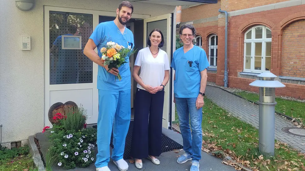 Geschäftsführerin des Klinikum, Ines Hofmann, gratuliert MUDr. Tomas Petrik (li.) und Dipl.-Med. Peter Ullrich zur Praxisübergabe Geschäftsführerin des Klinikum, Ines Hofmann, gratuliert MUDr. Tomas Petrik (li.) und Dipl.-Med. Peter Ullrich zur Praxisübergabe