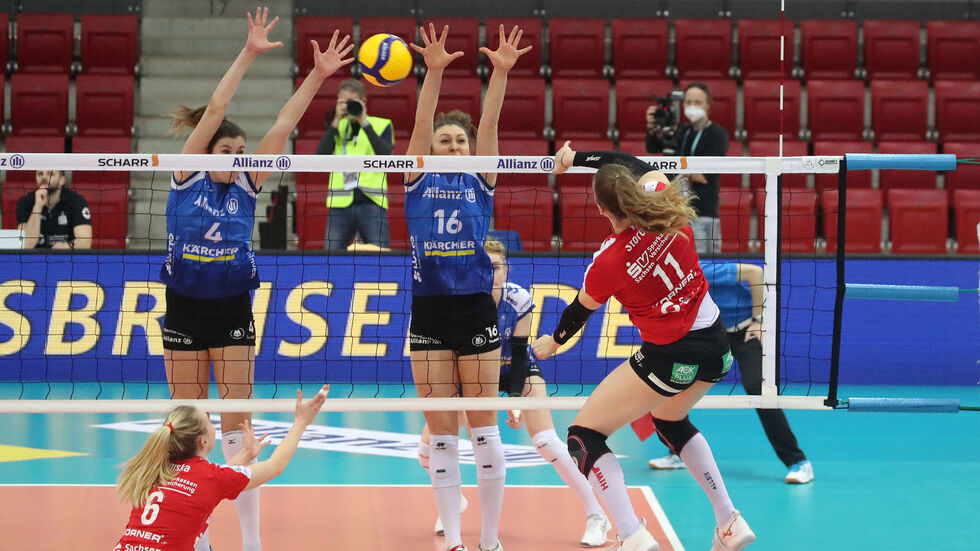 DSC-Spielerin Maja Storck mit dem Angriffsversuchs gegen die Stuttgarter Defensive DSC-Spielerin Maja Storck mit dem Angriffsversuchs gegen die Stuttgarter Defensive