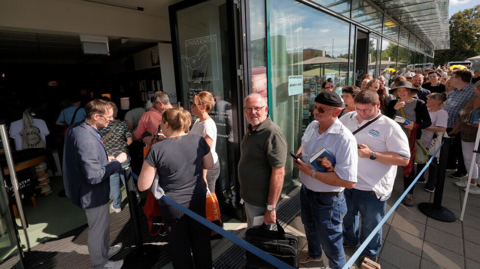 Hunderte Chemnitzer standen vor der Uni-Buchhandlung schlagen, wollten sich ein Buch von Angela Merkel signieren lassen.