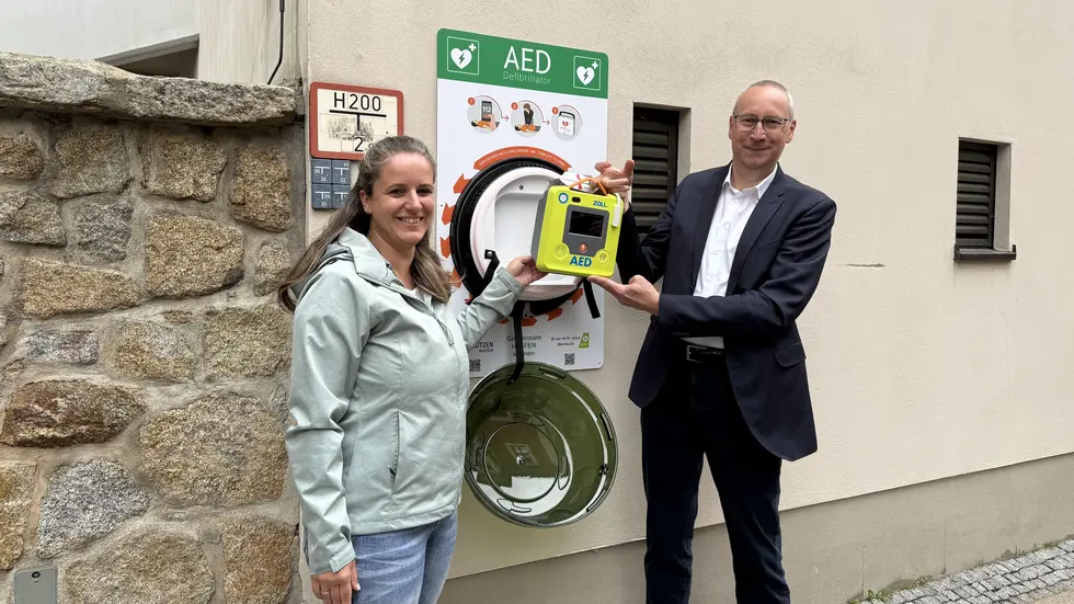 Sarah Liebsch, GF der Erste-Hilfe-Schule Oberlausitz und OB Karsten Vogt Sarah Liebsch, GF der Erste-Hilfe-Schule Oberlausitz und OB Karsten Vogt
