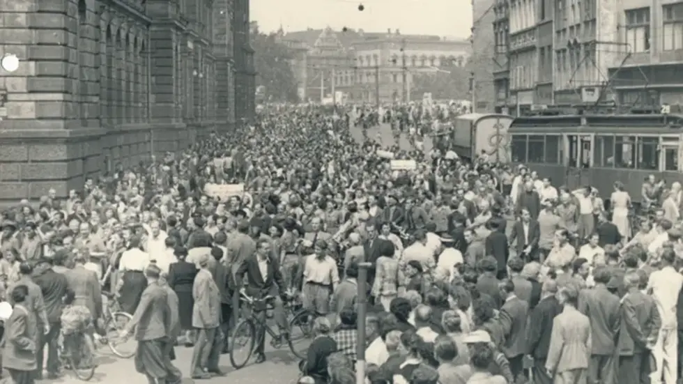 Die Demonstration vor dem Bezirksgericht in der Leipziger Beethovenstraße am 17. Juni 1953. Die Demonstration vor dem Bezirksgericht in der Leipziger Beethovenstraße am 17. Juni 1953.