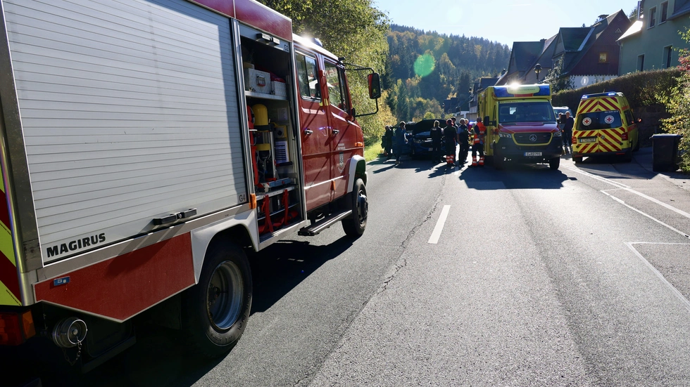 Die Feuerwehr sicherte die Unfallstelle ab und kümmerte sich um ausgelaufene Betriebsstoffe.