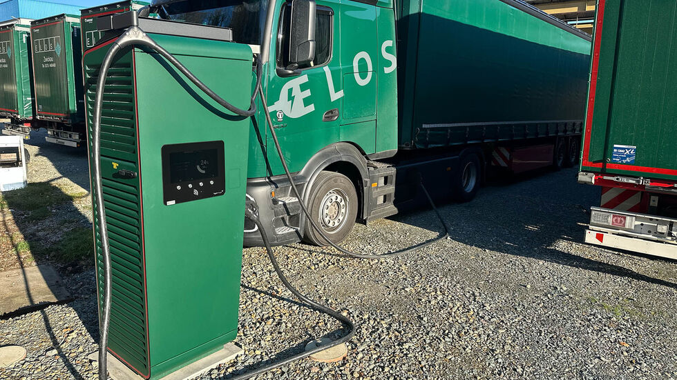 Der E-Laster von Elos steht am neuen Ladepunkt. 