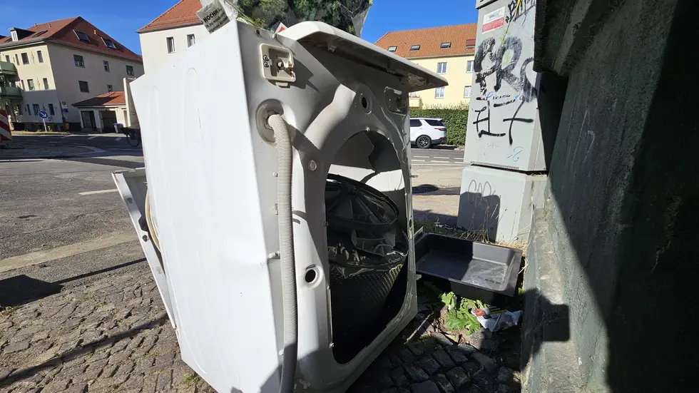 Unbekannte steckten nachts einen Böller rein. Unbekannte steckten nachts einen Böller rein.