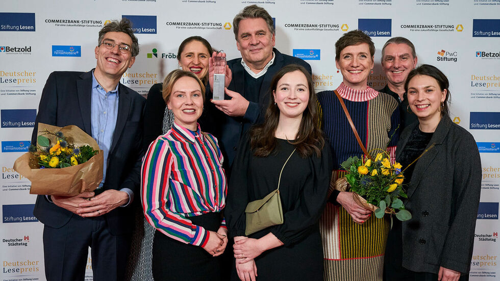 Das „LeOn"-Team freut sich über den Deutschen Lesepreis (v.l.n.r.): Tobias Miller (Outermedia GmbH), Franziska Wietstock (TUC), Edita Rehberg (TUC), Prof. Dr. Michael Krelle (TUC), Laura Schlicht (TUC), Eva Duwenkamp (Outermedia GmbH), Simon Oldeboershuis (Outermedia GmbH), Elisabeth Kunze (TUC). 