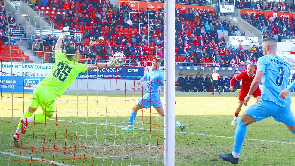 Theo Martens hatte nach einer halben Stunde eine hochkarätige Chance, auf 2:0 zu erhöhen. Sein Kopfball war lehrbuchreif, die Parade des Berliner Keepers ebenfalls.