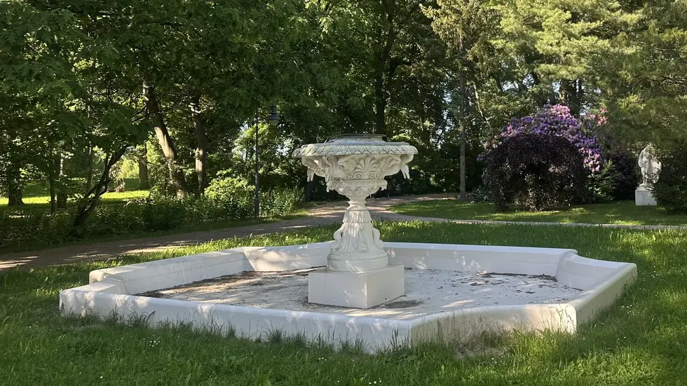 Vom Amorbrunnen steht aktuell nur noch der Sockel . Vom Amorbrunnen steht aktuell nur noch der Sockel .