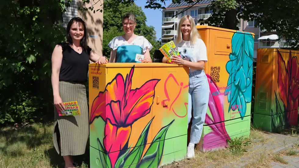 v. l. Carolin Gropler vom Marketingverein HOY e.V., Korina Jenßen von der Stadt Hoyerswerda,
zuständig für den Bürgerhaushalt, sowie Belinda Grellmann vom Marketingverein HOY e.V., die gemeinsam die
Umsetzung des Projektes begleitet haben
