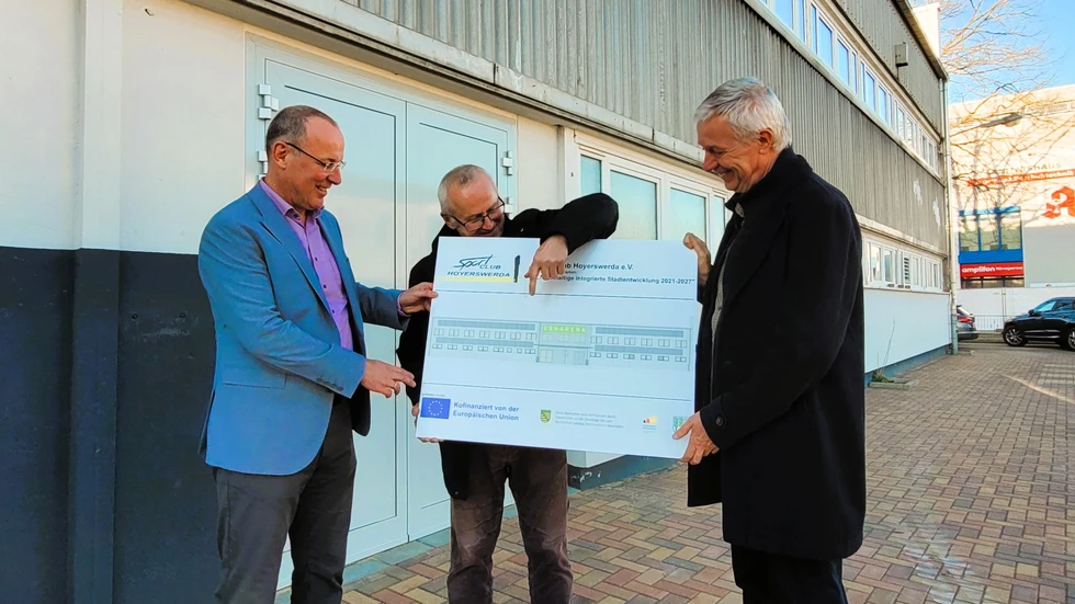 Die VBH-Arena Hoyerswerda bekommt ein neues wärmedämmendes Kleid. v.l.n.r.: Steffen Markgraf, Geschäftsführer der Wohnungsgesellschaft Hoyerswerda, Chefplaner Bernd Kasper, Bauamtsleiter Dietmar Wolf Die VBH-Arena Hoyerswerda bekommt ein neues wärmedämmendes Kleid. v.l.n.r.: Steffen Markgraf, Geschäftsführer der Wohnungsgesellschaft Hoyerswerda, Chefplaner Bernd Kasper, Bauamtsleiter Dietmar Wolf