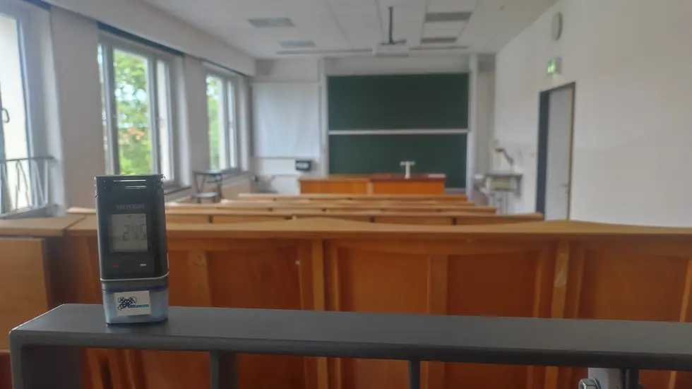Messgerät bei einem Probeaufbau in einem Hörsaal der TU Bergakademie Freiberg. An über 60 Schulen, Kindergärten und Wohngebäuden in Sachsen erfasst das Projekt-Team seit 2025 Raumtemperatur und Luftfeuchtigkeit. Messgerät bei einem Probeaufbau in einem Hörsaal der TU Bergakademie Freiberg. An über 60 Schulen, Kindergärten und Wohngebäuden in Sachsen erfasst das Projekt-Team seit 2025 Raumtemperatur und Luftfeuchtigkeit.