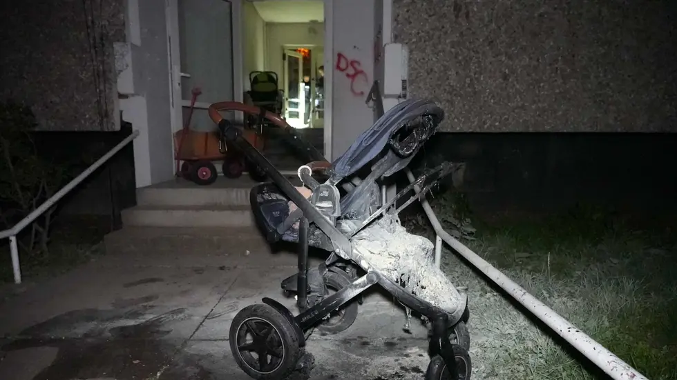 Irgendjemand hat den Kinderwagen in Brand gesteckt, vermutet die Polizei. Irgendjemand hat den Kinderwagen in Brand gesteckt, vermutet die Polizei.