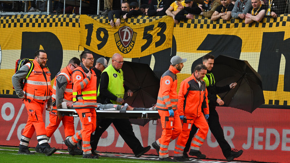 Essens Mittelfeldspieler Felix Götze wird in der Schlussphase verletzt vom Platz getragen 