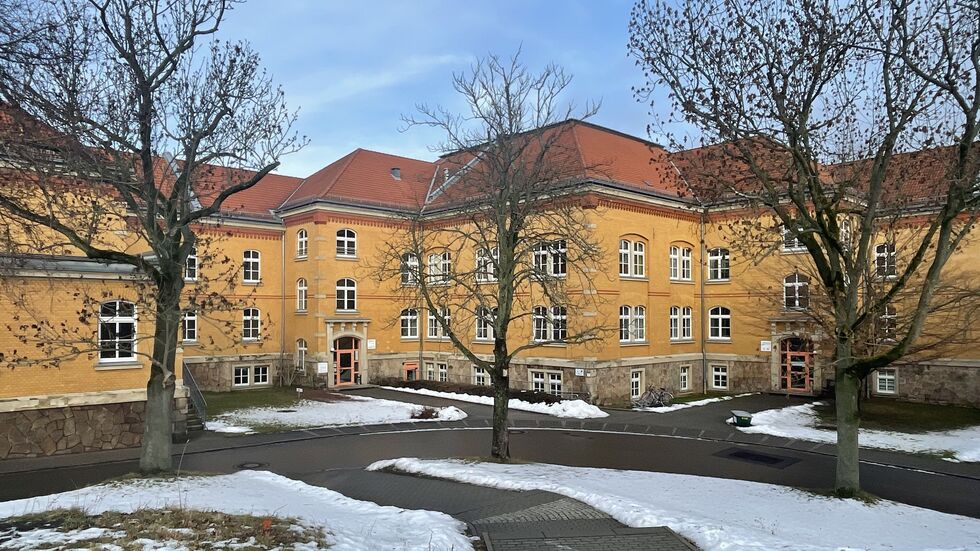 Im Haus 5 der früheren Kaserne befinden Ordnungsamt und Straßenverkehrsamt des Landkreises Zwickau. 