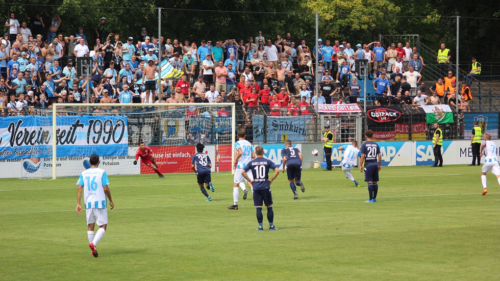 Drei Fans aus dem Gästeblock handelten sich Strafanzeigen ein. (Foto: Redaktion / Eric Bader) Drei Fans aus dem Gästeblock handelten sich Strafanzeigen ein. (Foto: Redaktion / Eric Bader)