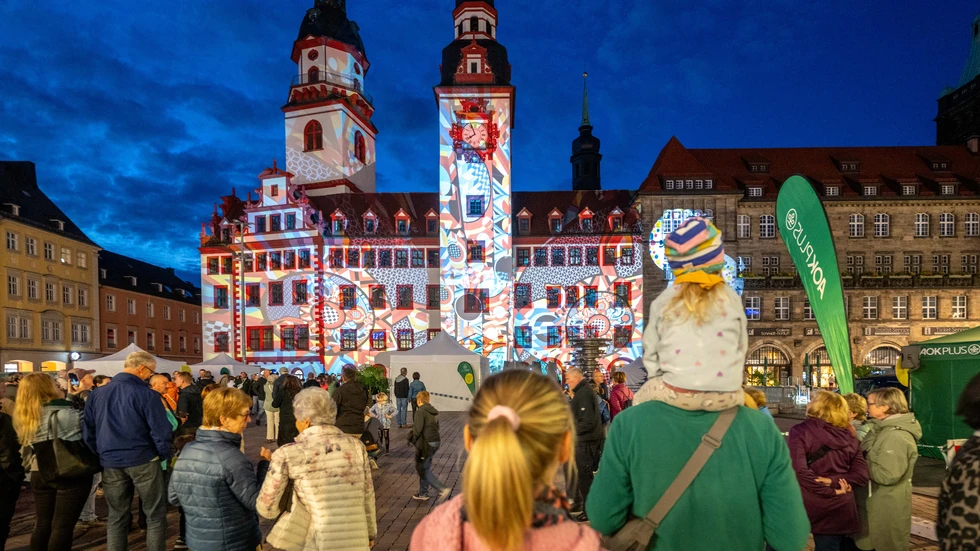 Light our Vision lockte rund 38.000 Menschen nach Chemnitz. Das ehemalige Hotel Kongeß und mehrere Gebäude in der Innenstadt wurden drei Tage lang zur Bühne für Lichtkunst.