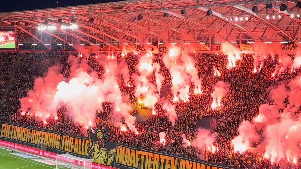 Beim Heimspiel gegen Halle am 4. Oktober wurden wiederholt Pyros gezündet 
