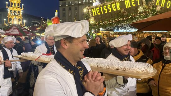 Zum Start wurde traditionell der Stollen angeschnitten.