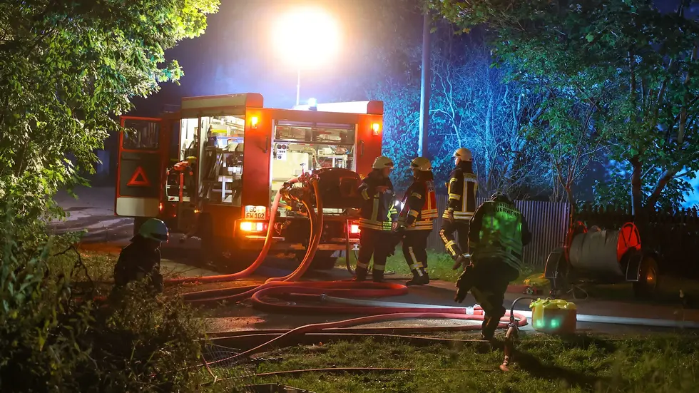 Zwei Trupps gingen gegen die Flammen vor. Zwei Trupps gingen gegen die Flammen vor.