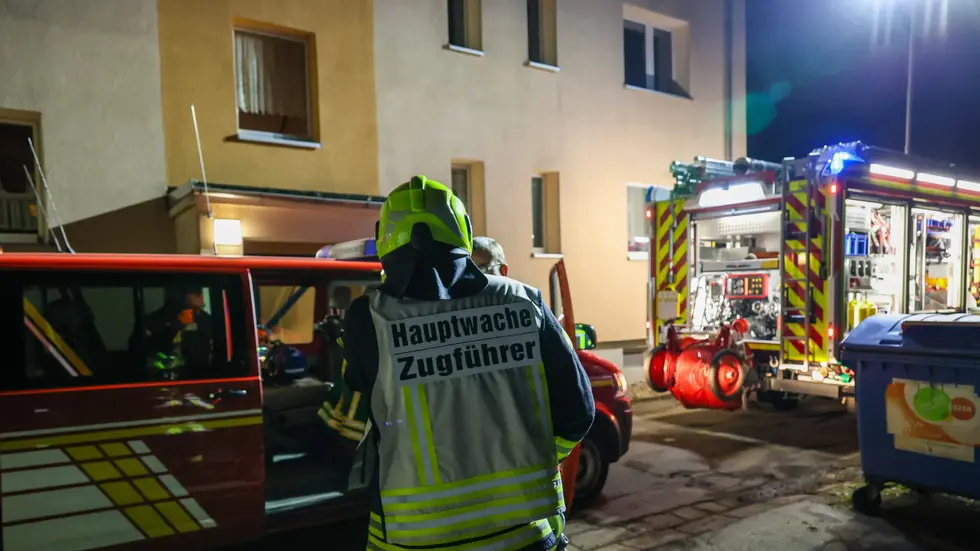 Neben der Feuerwehr waren drei Rettungswagen und ein Notarzt vor Ort.