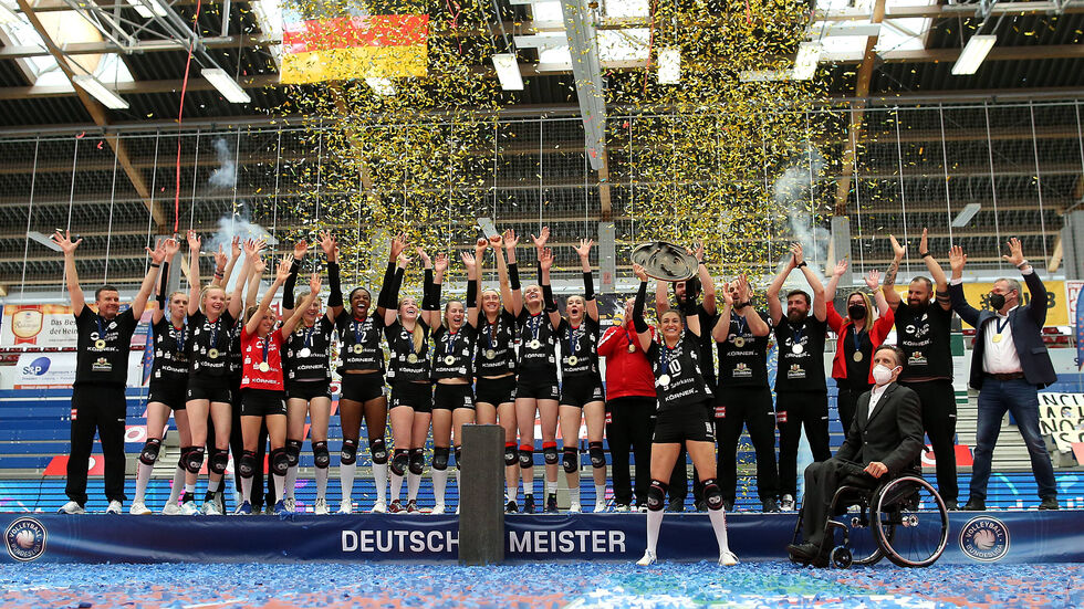 Die Volleyballerinnen des Dresdner SC feiern ihre sechste Meisterschaft in der Bundesliga
