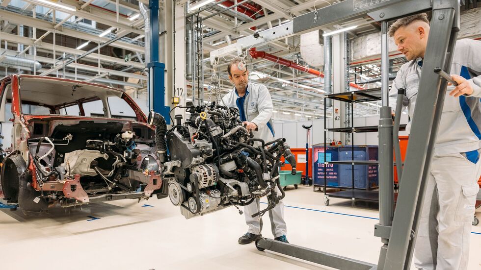 Ausbau des Motors eines alten Volkswagen T6, bevor dieser demontiert wird.

 