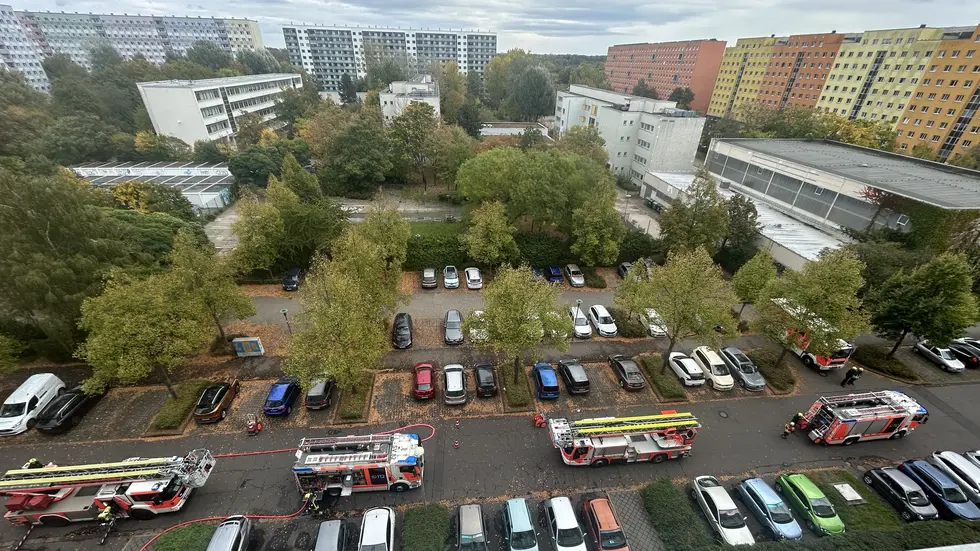 Zahlreiche Löschfahrzeuge der Leipziger Feuerwehr rückten an.