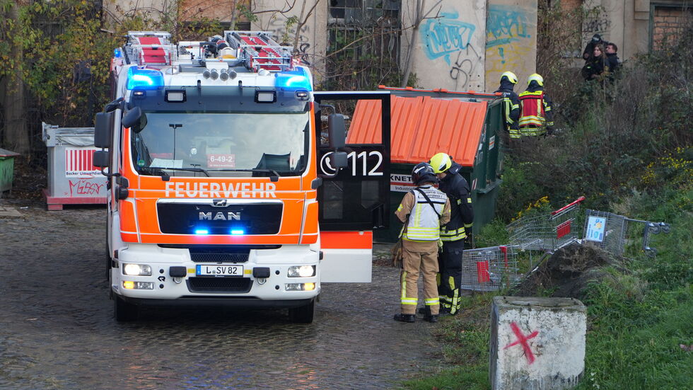 Feuerwehrleute am Brandort, eine alte Baracke unweit des Leipziger Hauptbahnhofes. Feuerwehrleute am Brandort, eine alte Baracke unweit des Leipziger Hauptbahnhofes.