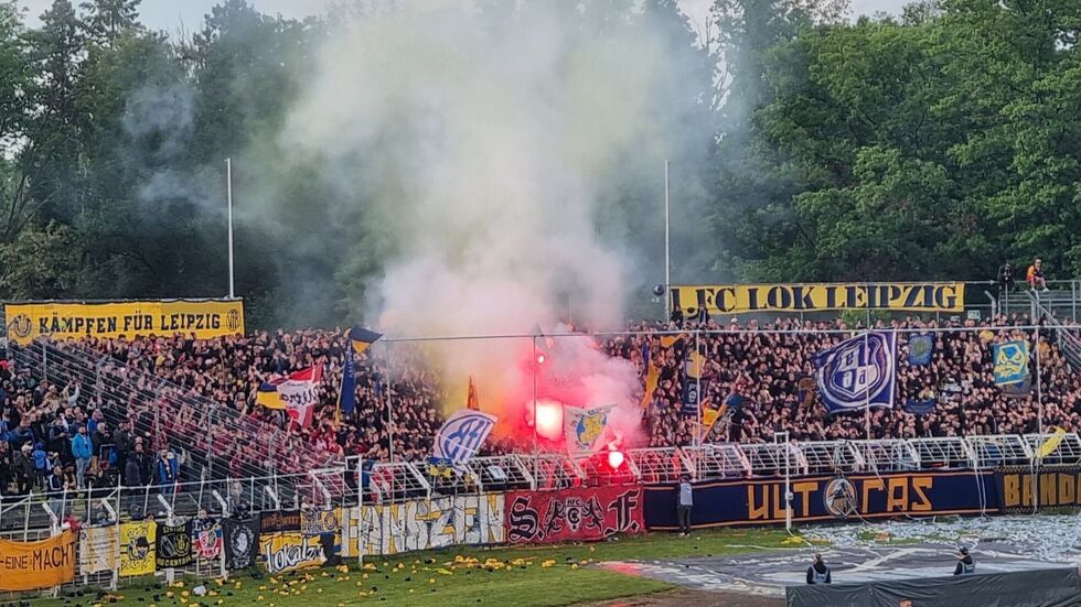 Lok-Fans zündeten in der zweiten Halbzeit Pyrotechnik.