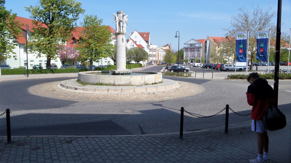 Glasmacherbrunnen auf dem Bahnhofsvorplatz in Weißwasser