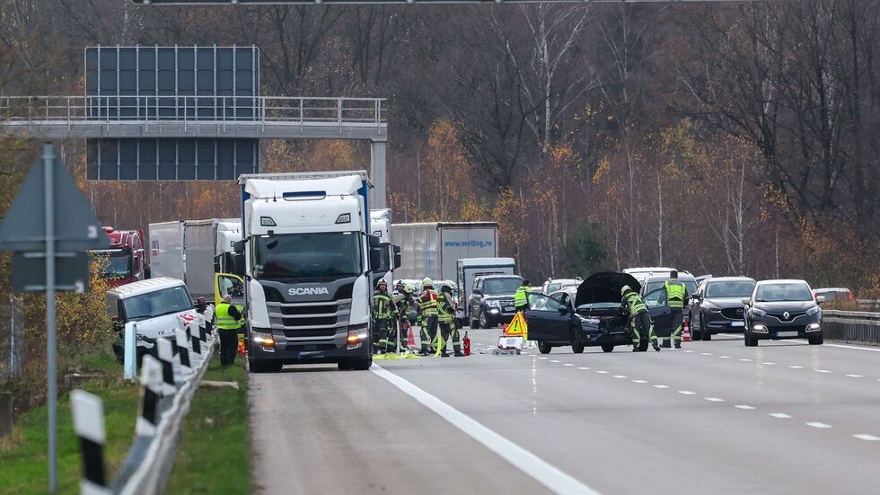 Aus den beiden Unfallfahrzeugen wurde jeweils eine verletzte Person geborgen Aus den beiden Unfallfahrzeugen wurde jeweils eine verletzte Person geborgen