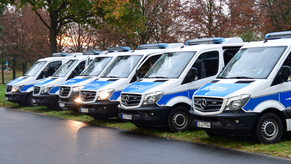 Zahlreiche Einsatzfahrzeuge vor Ort. Zahlreiche Einsatzfahrzeuge vor Ort.