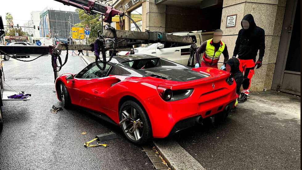 Hier wird der 200.000 Euro teure Ferrari abgeschleppt. Hier wird der 200.000 Euro teure Ferrari abgeschleppt.