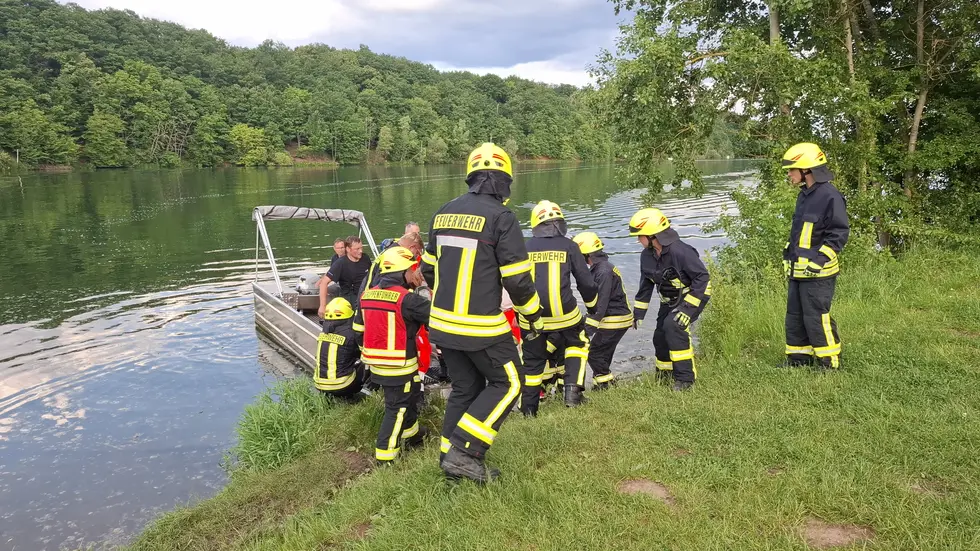 Einsatzkräfte von Rettungsdienst, Wasserwacht und Feuerwehr retteten den verunfallten Fahrradfahrer an der Kober.