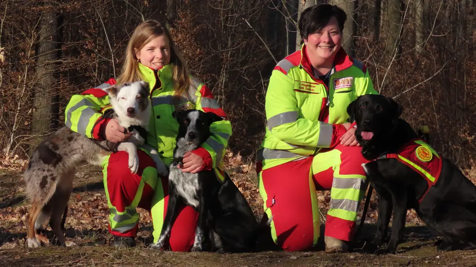 Jana Wagenlehner (l.) und Caro Deppler von der ASB-Rettungshundestaffel aus Zwickau gemeinsam mit ihren tierischen Einsatzkräften.
