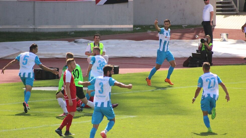 Die Himmeblauen bejubeln den Treffer von Velkov.