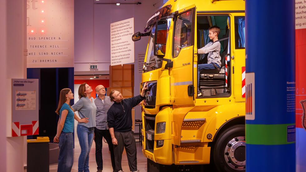 Einsteigen, bitte! In diesem Lkw können Besucher selbst Platz nehmen. 