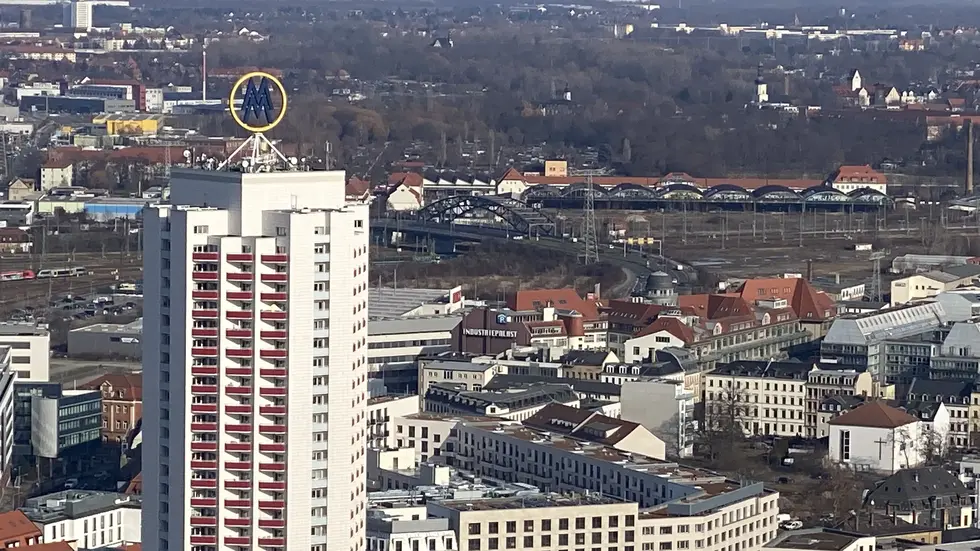 Blick vom Unriesen aus über Leipzig, vorn links befindet sich das Wintergartenhochhaus. Blick vom Unriesen aus über Leipzig, vorn links befindet sich das Wintergartenhochhaus.