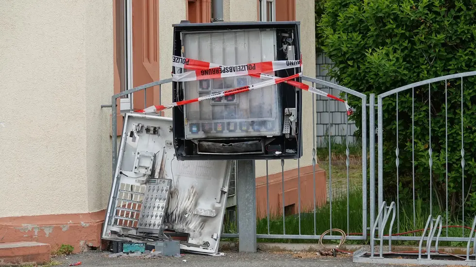 Im Schacht des Automaten zündeten die Täter Pyrotechnik