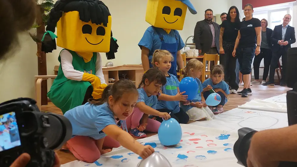 Mit einer künstlerischen Ballon-Performance haben einige Kindergartenkinder der Kita "Kinderinsel" den Endspurt ins diesjährige Zwikkifaxx eingeleitet. Mit einer künstlerischen Ballon-Performance haben einige Kindergartenkinder der Kita "Kinderinsel" den Endspurt ins diesjährige Zwikkifaxx eingeleitet.