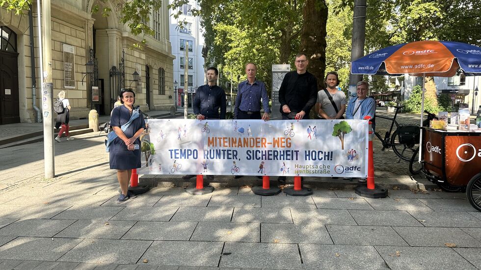 "Tempo runter, Sicherheit hoch": Der ADFC sowie der Handels- und Kulturverein Hauptstraße bei der Aktion am Montagnachmittag.