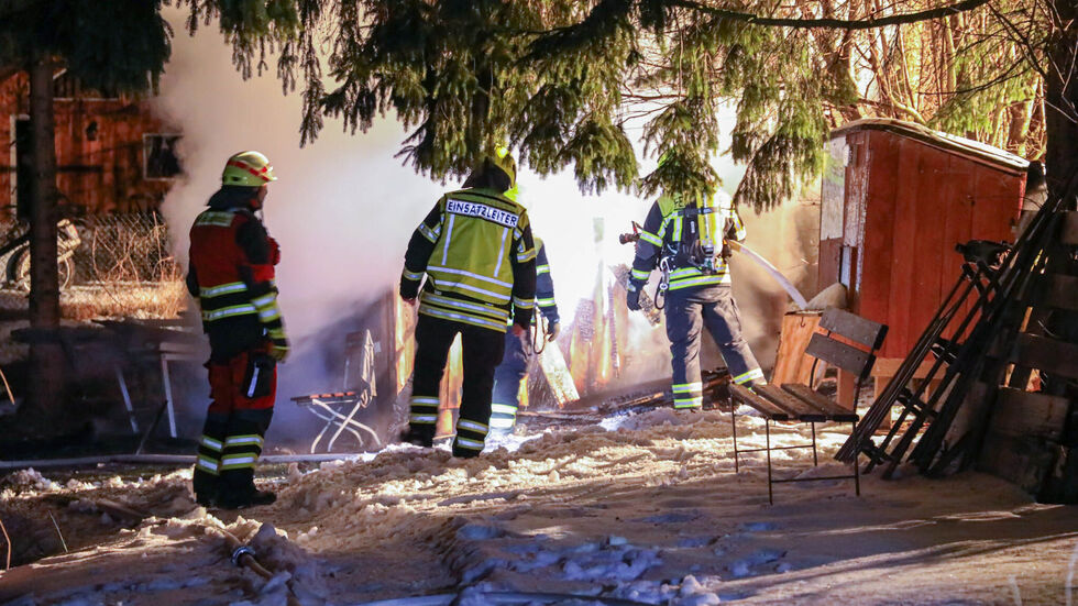 Schnee, Frost und Glätte sorgten bei den Löscharbeiten für Schwierigkeiten.