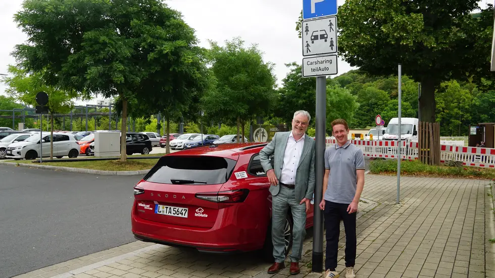 Oberbürgermeister Uwe Rumberg (l.) und teilAuto-Regionalleiter Marcus Buchfeld 