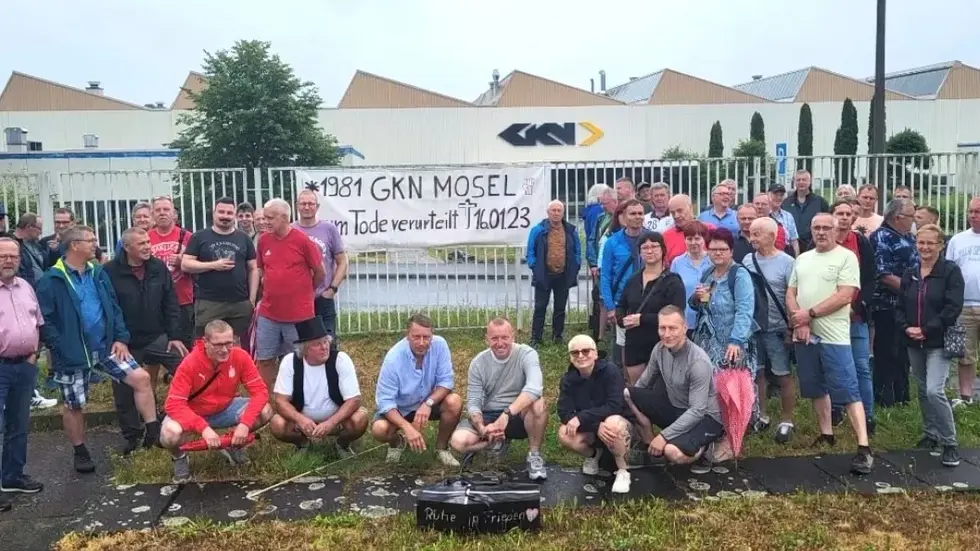 Frühere GKN-Mitarbeiter vor dem Werkstor in Mosel. 