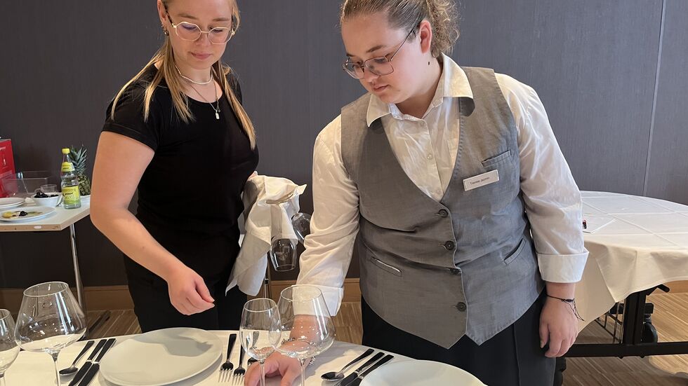 Elly Mauksch (li.) aus Radeberg und Jasmin Prill vom Dresdner Hilton-Hotel übten für die Deutschen Jugendmeisterschaften im Gastro-Gewerbe Elly Mauksch (li.) aus Radeberg und Jasmin Prill vom Dresdner Hilton-Hotel übten für die Deutschen Jugendmeisterschaften im Gastro-Gewerbe