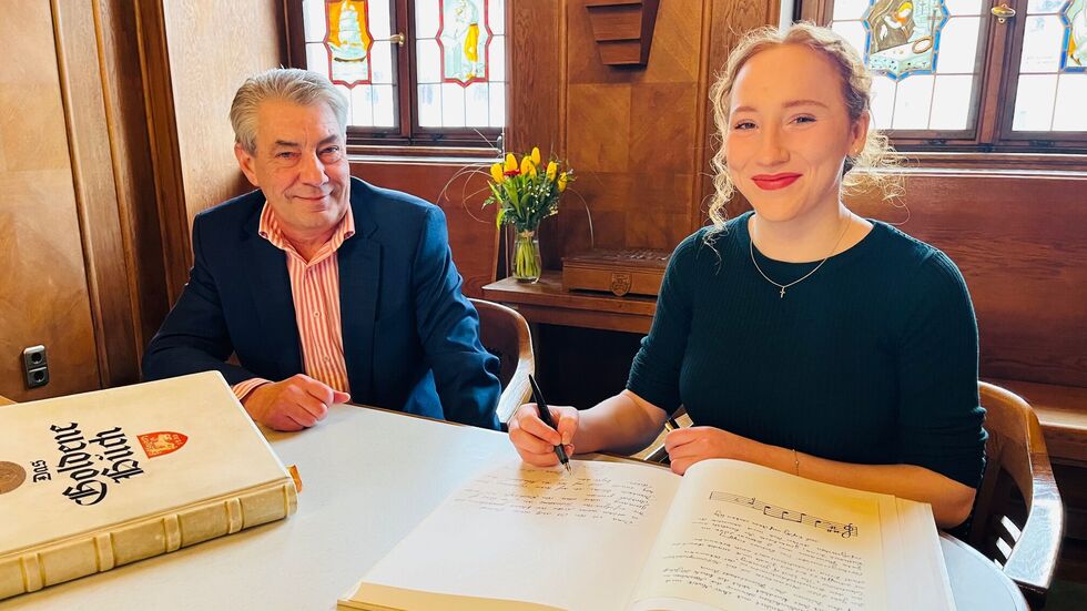 Pirnas OB Tim Lochner hat Greta Heimann ins Rathaus eingeladen. Dort trug sie sich ins Goldene Buch der Stadt ein. 