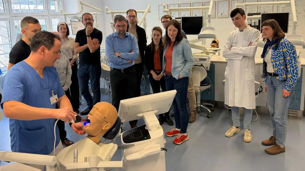 Demonstration der Intraoral-Sonde im Rahmen des Projektauftakts an der Poliklinik für Zahnerhaltung der TU Dresden